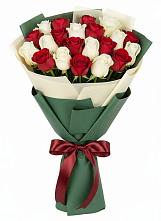 Букет Микс из красных и белых роз в Тулуне
