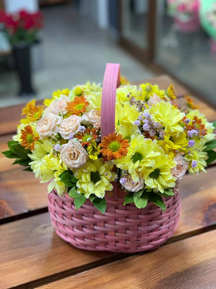 Цветочная композиция из Хризантемы и Розы в корзине в Тулуне